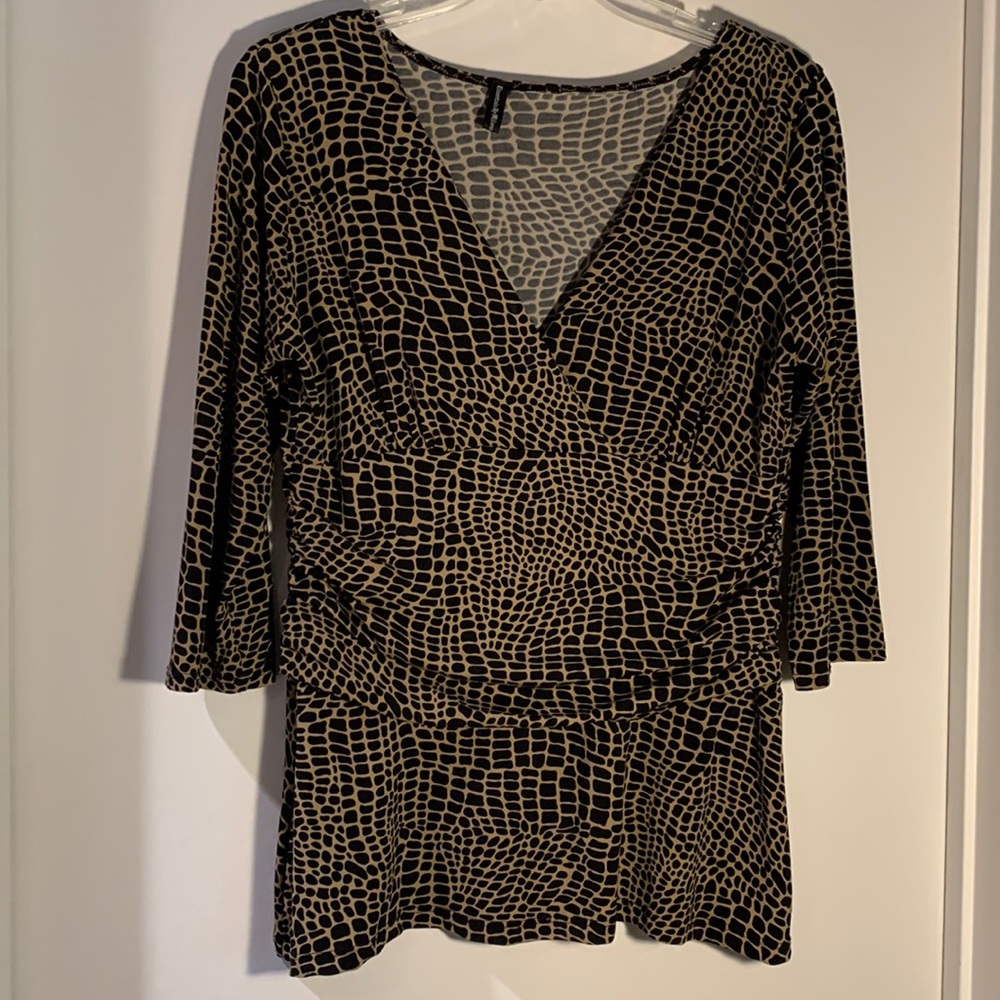 Long fitted V-neck black/beige top. 3/4 sleeve, shirred midriff M